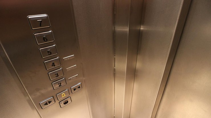 В Киеве оборвался лифт с человеком внутри 
