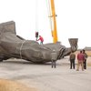 В Китае ветер снес 6-тонную статую императора (фото)