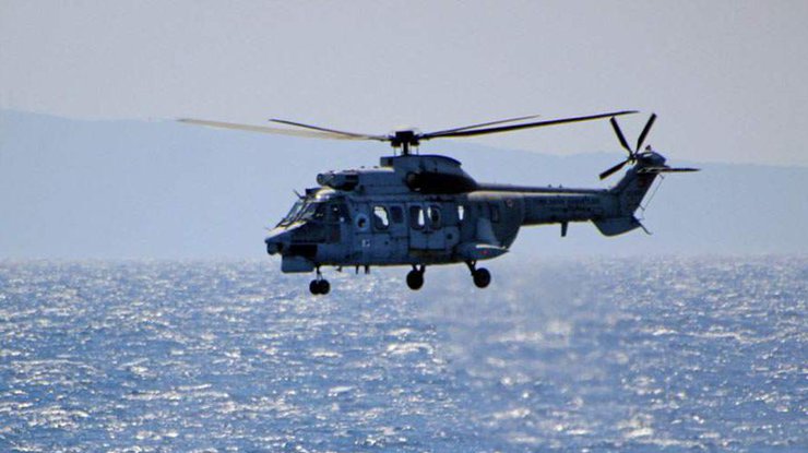 Вертолет пролетел над греческим островом. Фото: Еkathimerini.