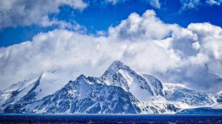 Во льдах Антарктиды обнаружили сотни метеоритов