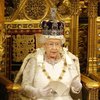 Королева Елизавета II пожаловалась на свою корону