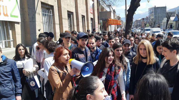 Протесты в Армении: Ванадзоре протестующие перекрыли главную улицу 