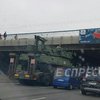 В Киеве тягач с военной техникой застрял под мостом