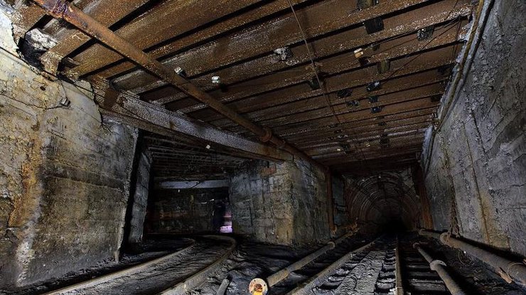 В это время в шахте находились 406 горняков, на аварийном участке - 37.