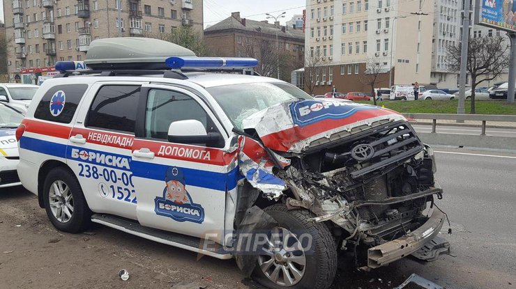 В Киеве машина скорой врезалась в маршрутку