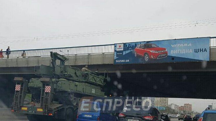 В Киеве тягач с военной техникой застрял под мостом (Фото: Эспресо)