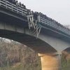 Грузовик с пассажирами упал с моста по пути на свадьбу, погибли 20 человек