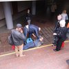 В Киеве мужчина упал в метро с высоты 2 этажа (фото)