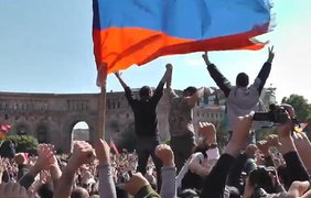 В Армении массово празднуют отставку премьер-министра