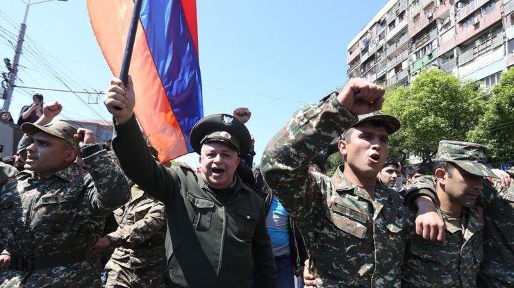 Военнослужащие заявили, что они "едины со своим народом". Фото: azatutyun.am