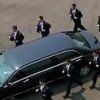 Ким Чем Ын ездит в окружении бегущих охранников (видео)