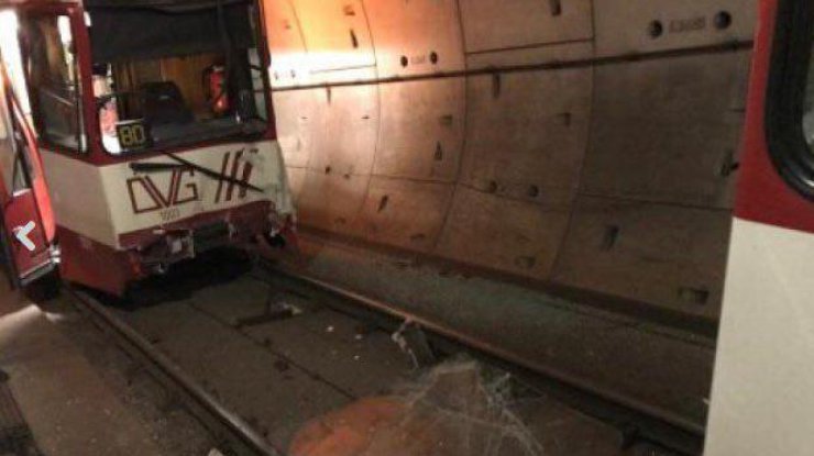 В Германии столкнулись поезда метро: более 30 человек ранены