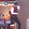Танцующий стюард на баскетбольном матче стал героем соцсетей