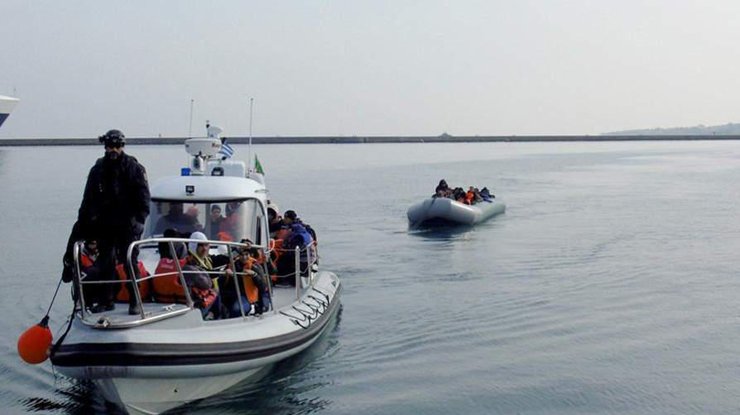 Мигрантов отвезли в порт столицы острова Митилини. Фото: Ekathimerini.