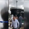 В Босфорском проливе танкер протаранил историческую виллу (видео)