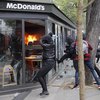 Беспорядки в Париже: протестующие жгут машины и бьют витрины (видео)