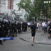 У Дніпрі футбольні фанати підпалили поліцейського (відео)