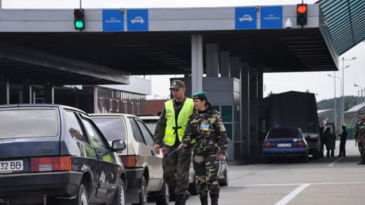 Украинец пересекал границу в пункте пропуска на легковом авто.