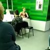 В Борисполе девушка разделась догола в банке (видео)