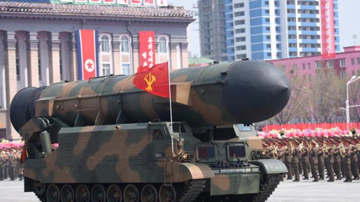 Северная Корея, как полагают, имеет более 12 ядерных боеголовок.