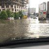 На улицах Харькова образовались "реки" (видео)