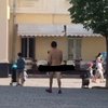 В центре Мукачево голый мужчина шокирует прохожих (видео)