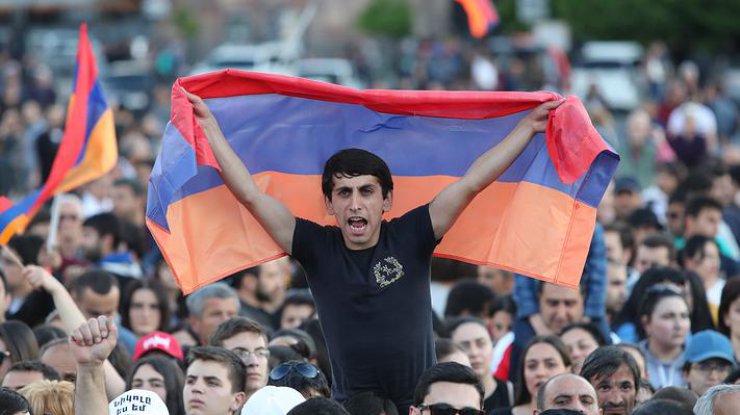 Протестующие в Армении заняли мэрию Гюмри (Фото: EPA-EFE/Zurab Kurtsikidze)