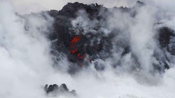 Извержение вулкана на Гавайях: потоки лавы достигли океана
