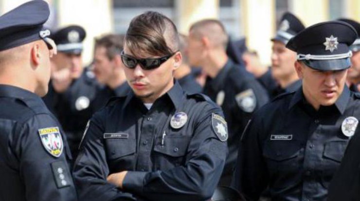Полицейские разрисуются белым и красным цветами. Фото: UkraFoto