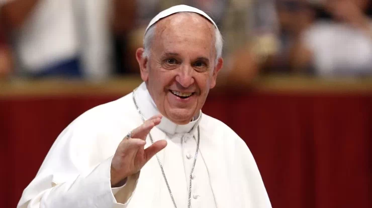 Папа Римский примерил гуцульскую одежду
