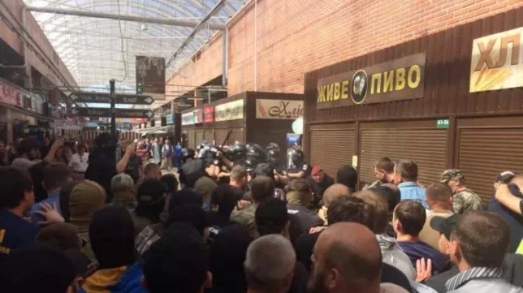 В Киеве активисты крушат киоски на рынке, где избили пенсионера