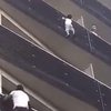 Парень залез по фасаду дома на 4-й этаж и спас ребенка (видео)