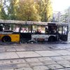 В центре Киева сгорел автобус, движение перекрыто (видео)