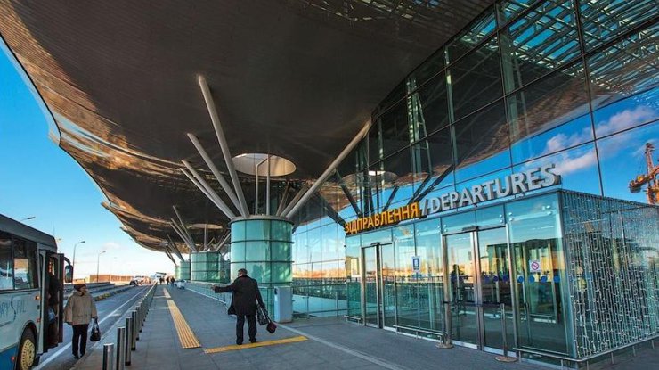 В аэропорт "Борисполь" из Минска прилетели двое молодых людей.
