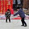 В Китае арестовали усыновившую 118 детей женщину