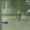 Рясний дощ затопив каналізацію у Черкасах (відео)