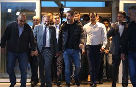 Пашинян встретил лидера System of a Down в аэропорту Еревана (фото)