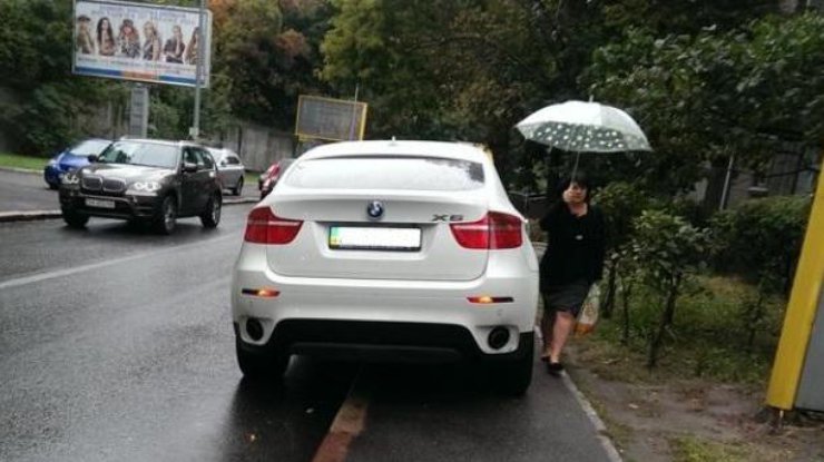 В Украине запретят парковаться на тротуарах