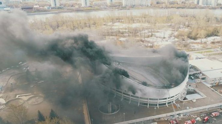 Сгоревший Дворец спорта находился на реконструкции. Фото: МЧС России.