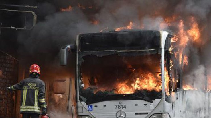В центре Рима взорвался автобус, есть пострадавшие