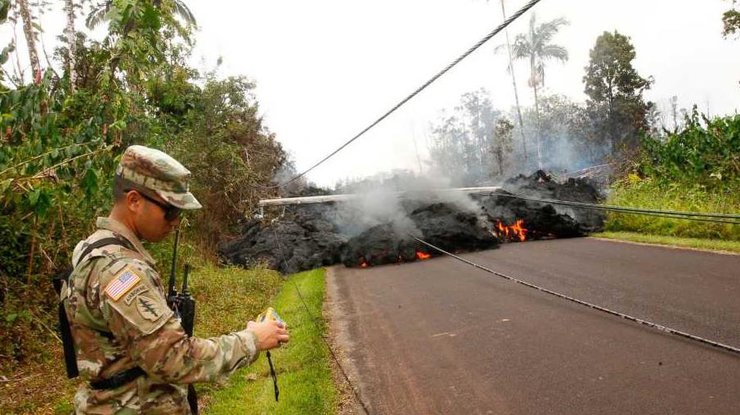 Вулкан на Гавайях заливает лавой дома и дороги