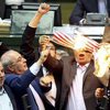 "Смерть Америке!": в Иране депутаты сожгли флаг США (видео)