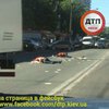 Лужи крови: в Киеве грузовик сбил пешеходов (фото)