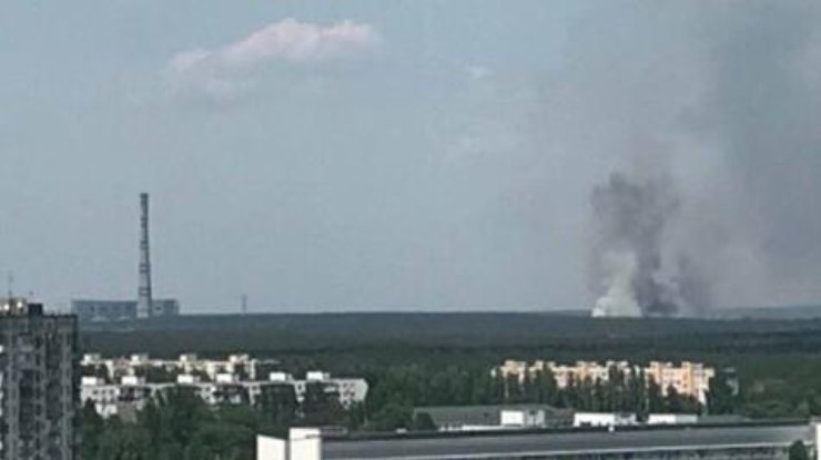 Пожар вспыхнул в близости от ТЭЦ-6. Фото: "Киев оперативный"