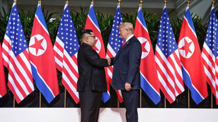 Трамп и Ким Чен Ын пожали друг другу руки