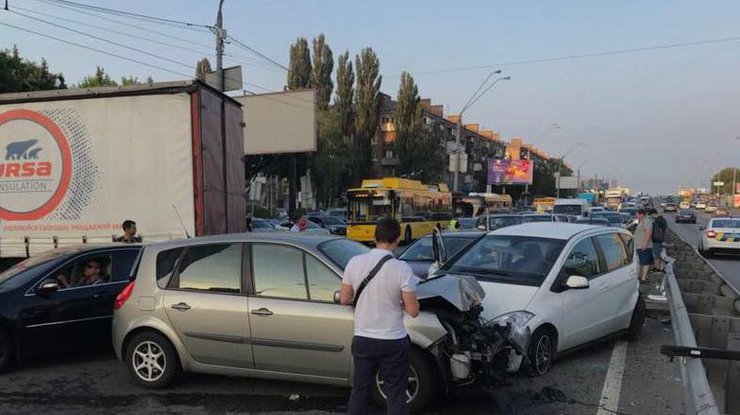 В ДТП попали сразу 6 авто. Фото: "Киев оперативный"