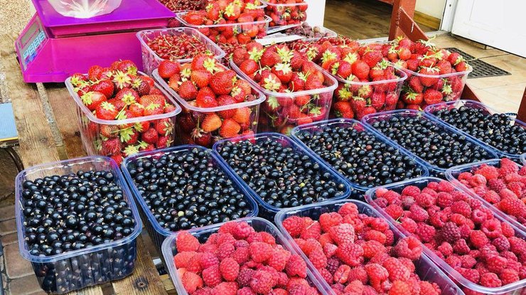 Фото: цены на ягоды и фрукты