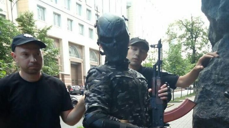 В Киеве на улице Грушевского полиция задержала мужчину с автоматом Калашникова