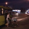 Пассажиры починили: в Киеве на ходу у маршрутки вылетела дверь (фото) 