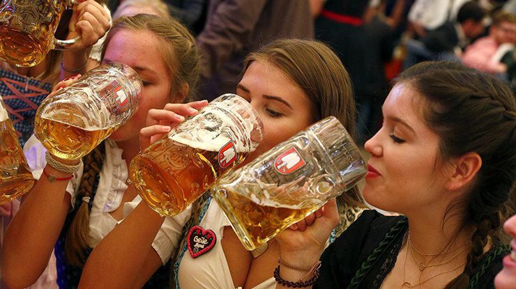 Безопасная суточная норма алкоголя равняется 350 мл пива. Фото: REUTERS/ Michaela Rehlel